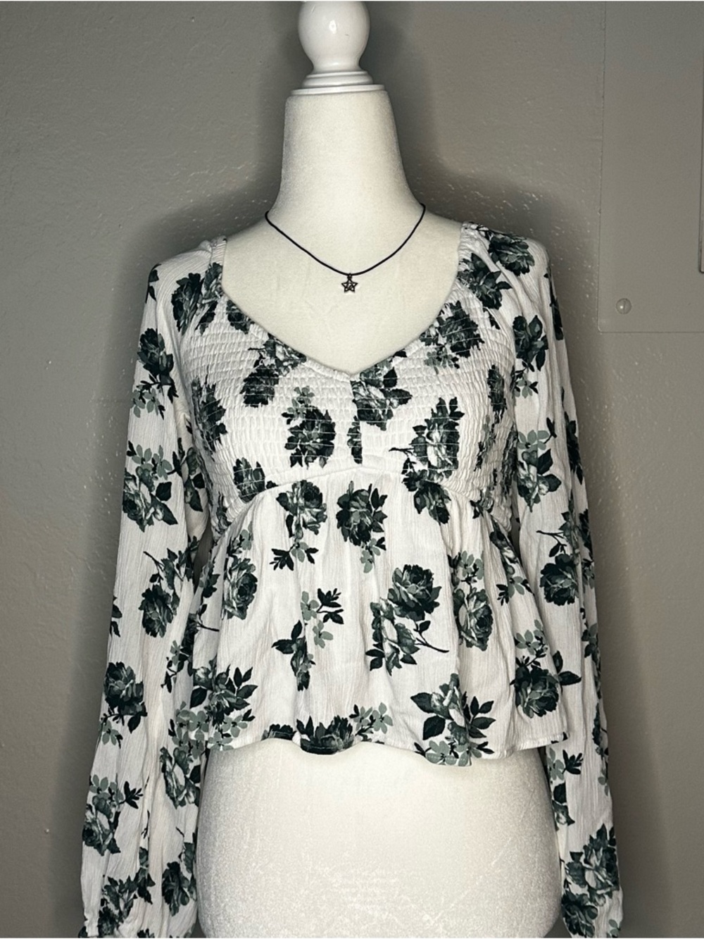 Hollister Floral Smocked Crop Top White Green Long Sleeve Babydoll Size Small